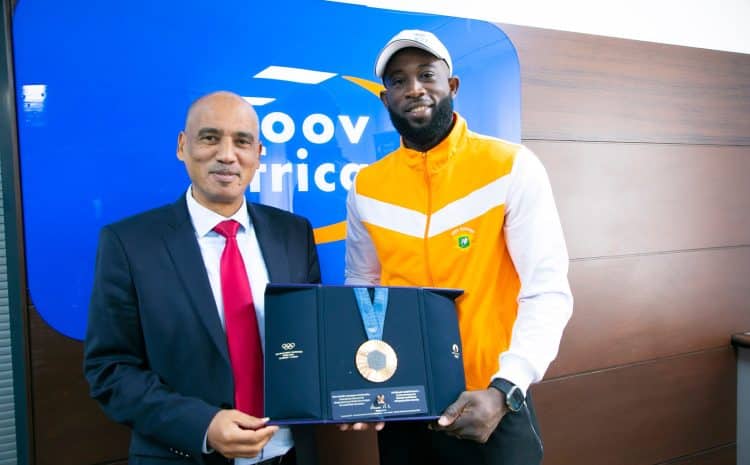  Jeux Olympiques Paris 2024 : Cheick Cissé présente sa médaille au DG de Moov Africa